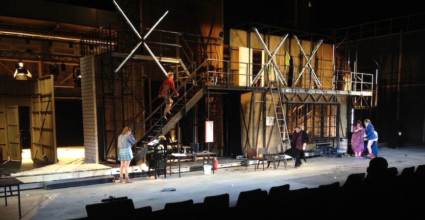 Kulissen Rückseite im gedrehten Bühnenaufbau vom Bühnenbild zum Nackten Wahnsinn in Köln